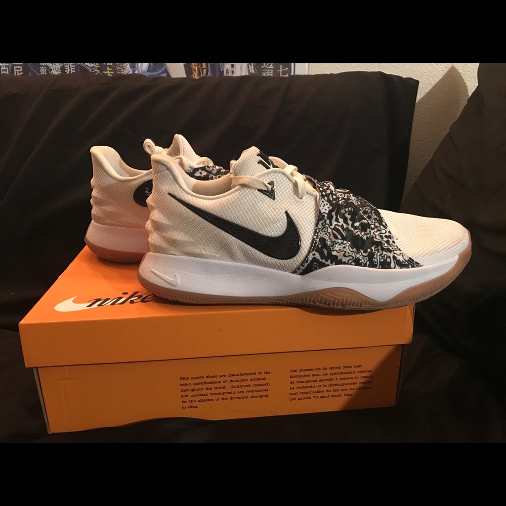 Kyrie 4 Low White Black Sneakers